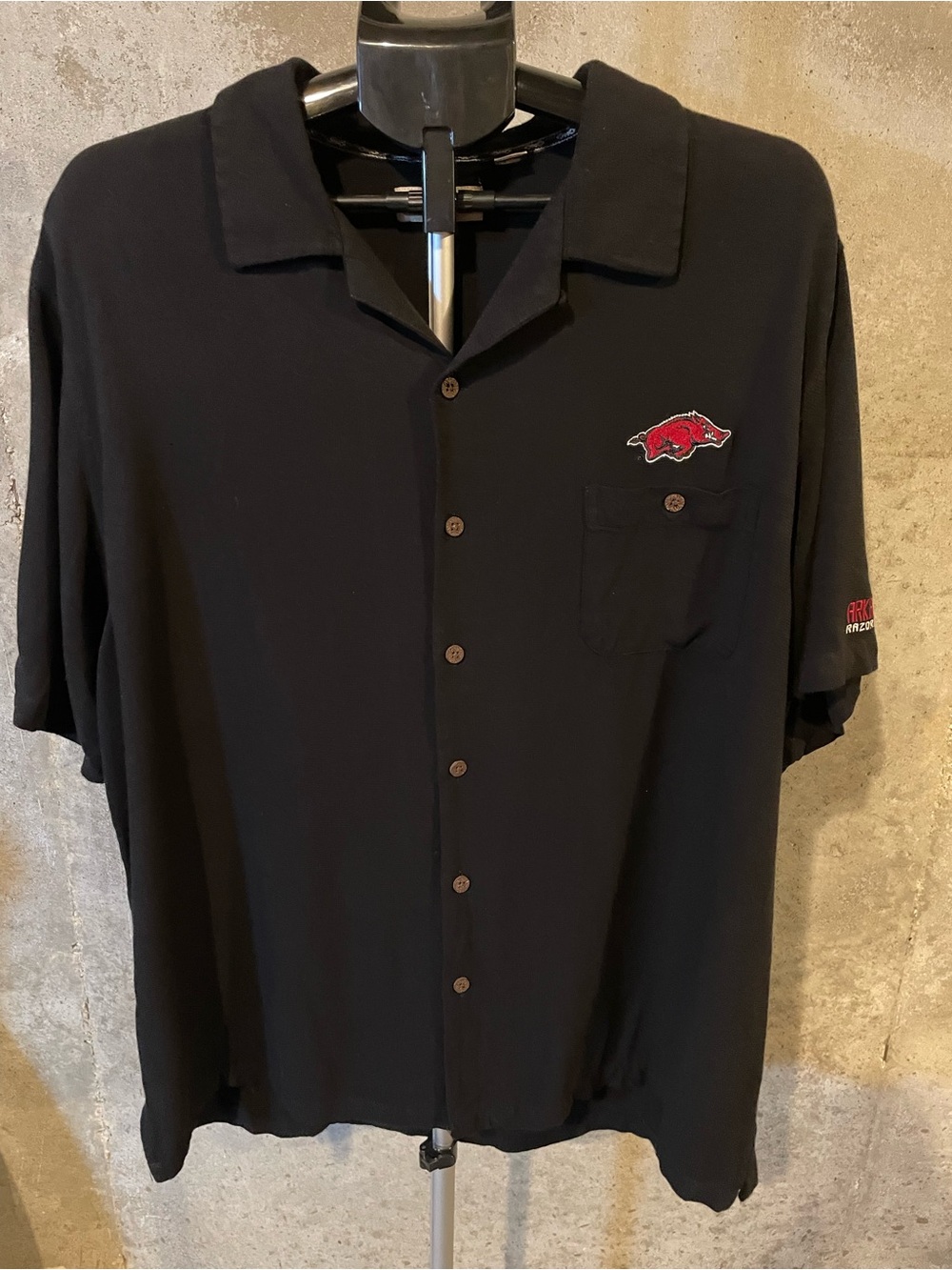 Chiliwear Men's Black SS Button Shirt with Arkansas Razorbacks emblem; 3XL